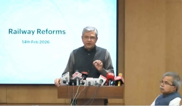 रेल मंत्री अश्विनी वैष्णव ने शनिवार को रेल भवन में पत्रकारों को संबोधित करते हुए