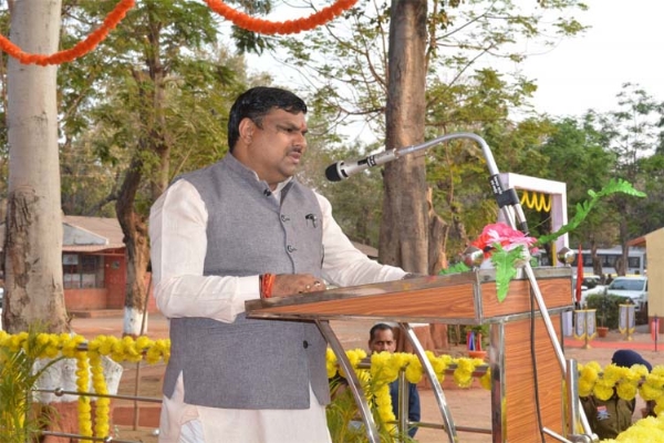 शिक्षा मंत्री गजेंद्र यादव ने प्रशिक्षुओं को संबोधित करते हुए