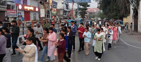 कैंडल मार्च निकालते मेडिकल स्टूडेंट्स