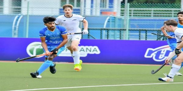 घरेलू मैदान पर भारत के लिए रोसन कुजूर का डेब्यू, बोले- यह मेरे राज्य में सीनियर जर्सी पहनने का गर्व घरेलू मैदान पर भारत के लिए रोसन कुजूर का डेब्यू, बोले- यह मेरे राज्य में सीनियर जर्सी पहनने का गर्व