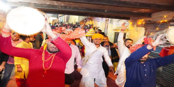 रामनगरी में बैंड बाजे के साथ निकली शिव बारात, जमकर नाचे बाराती