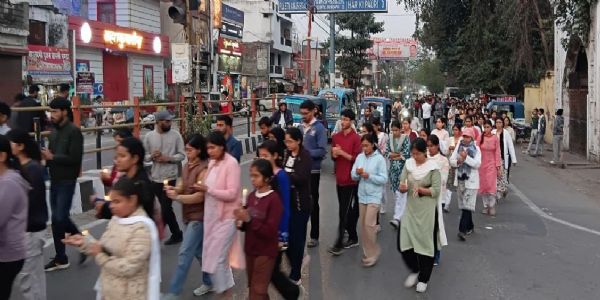 छात्र की मौत पर ऋषिकुल में कैंडल मार्च, निष्पक्ष जांच की मांग