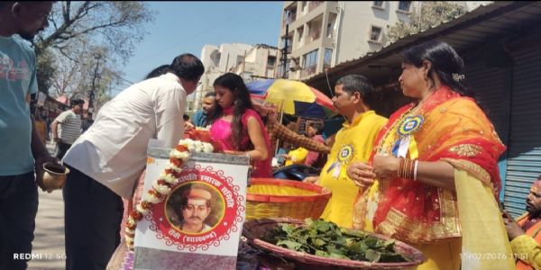 विद्यापति समिति ने भक्तों में बांटी पूजन सामग्री