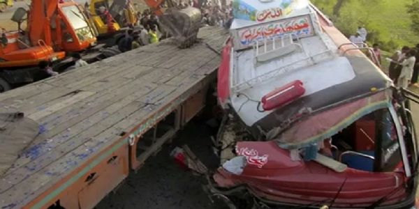 पाकिस्तान में सड़क हादसा, कम से कम 11 लोगों की मौत