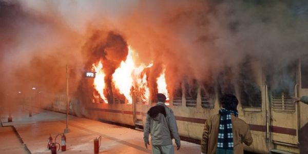 काटवा स्टेशन अग्निकांड: जांच में नया मोड़, शॉर्ट सर्किट नहीं—बाहर से आग लगाए जाने की आशंका