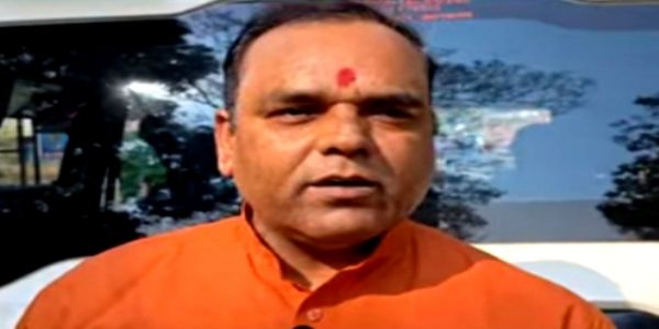 श्मशान में भाजपा का झंडा टांगने के आरोप, थाने में शिकायत