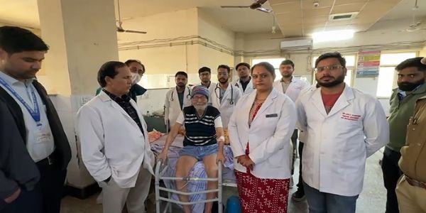 हर हर महादेव के जयघोष के साथ फिर चले नब्बे वर्षीय मोहन लाल व्यास, हुआ जटिल आपरेशन