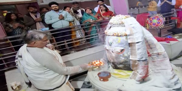 दुर्गाकुंड मणि मंदिर में महाकाल भस्म आरती, 25 क्विंटल ठंडई और 21 हजार केले का भोग चढ़ा