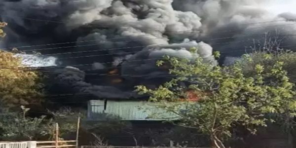 भोपाल में आईएसबीटी के सामने फैक्ट्री में लगी भीषण आग, दमकल की गाड़ियां बुझाने में जुटीं