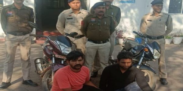 चोरी की मोटरसायकल बेचने के लिए ग्राहक तलाशते चोर गिरफ्तार
