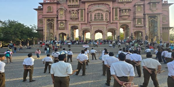 संघ के स्वयंसेवकों ने भगवान शिव को अर्पित की स्वरांजलि