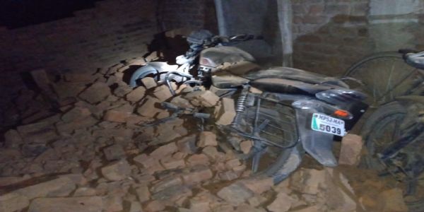 अनूपपुरः हाथियों के दल ने ग्रामीणों के घरों में की तोड़फोड़, खेतों में लगी फसलों का किया नुकसान