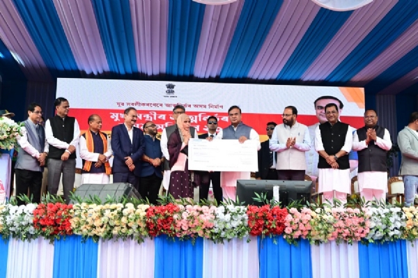असमः नगांव में सीएम-एएए 2.0 के तहत पहली किश्त के चेक वितरित करते मुख्यमंत्री डॉ. हिमंत बिस्व सरमा