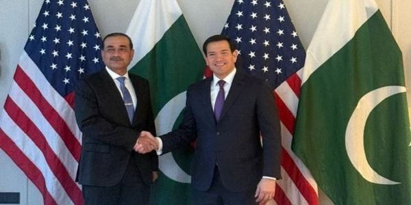 जर्मनी के म्यूनिख में पाकिस्तान के फील्ड मार्शल सैयद असीम मुनीर शनिवार को अमेरिका के विदेश सचिव मार्को रुबियो से हाथ मिलाते। फोटो - आईएसपीआर