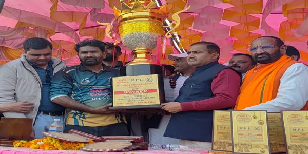 क्रिकेट टूर्नामेंट एमपीएल सीजन 2 के फाइनल में जीती चमरोआ की टीम विजेता टीम को ट्राफी देते विधायक रामवीर सिंह।