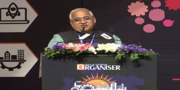 स्वदेशी जागरण मंच के राष्ट्रीय सह-आयोजक सतीश कुमार  सोमवार को कुशाभाऊ ठाकरे अंतर्राष्ट्रीय कन्‍वेंशन सभागार में आयोजित ‘स्वदेशी फॉर अभ्युदय’ विषय पर हुए उद्योग सम्मेलन में बोलते हुए ।