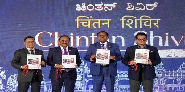 वित्‍त मंत्रालय की रिपोर्ट का जारी फोटो