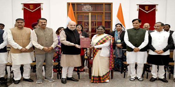 अमित शाह सोमवार को राष्ट्रपति द्रौपदी मुर्मु को संसदीय राजभाषा समिति के प्रतिवेदन का 13वां खंड प्रस्तुत करते हुए