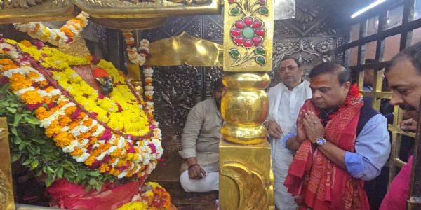मां विंध्यवासिनी का दर्शन करते असम के मुख्यमंत्री  हिमंता विश्वा शर्मा।