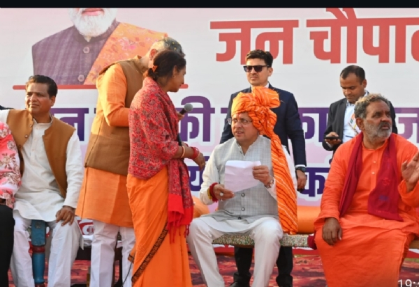 मुख्यमंत्री पुष्कर सिंह धामी चौपाल में जनता की समस्याएं सुनते हुए। मुख्यमंत्री पुष्कर सिंह धामी चौपाल में जनता की समस्याएं सुनते हुए।