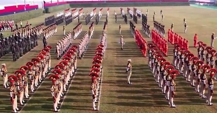 दिल्ली पुलिस के 79वें स्थापना दिवस पर परेड करते जवान