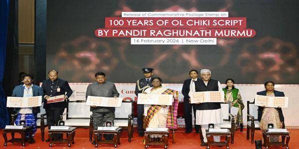 राष्ट्रपति द्रौपदी मुर्मु सोमवार को स्मारक सिक्का तथा डाक टिकट जारी करते हुए