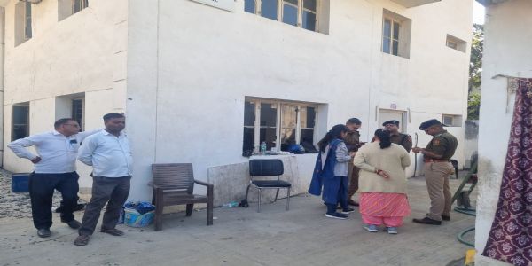 अलवर. हादसे के बाद फैक्ट्री में जाँच करते अधिकारी। अलवर. हादसे के बाद फैक्ट्री में जाँच करते अधिकारी।