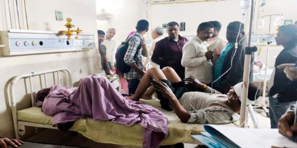 घायलों का अस्पताल में उपचार करते डाक्टर्स घायलों का अस्पताल में उपचार करते डाक्टर्स