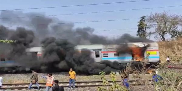 फोटो: जी.टी. एक्सप्रेस के पार्सल कोच में लगी आग का दृश्य