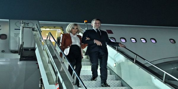 भारत के दौरे पर पहुंचे फ्रांस के राष्ट्रपति मैक्रों भारत के दौरे पर पहुंचे फ्रांस के राष्ट्रपति मैक्रों