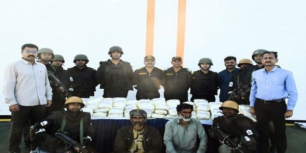 बरामद ड्रग के साथ आईसीजी और गुजरात एटीएस के अधिकारी बरामद ड्रग के साथ आईसीजी और गुजरात एटीएस के अधिकारी