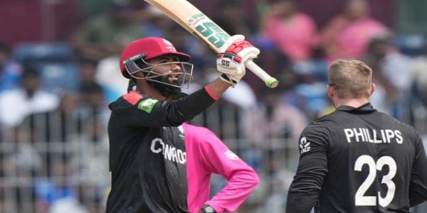 शतक लगाने के बाद खुशी मनाते युवराज समरा