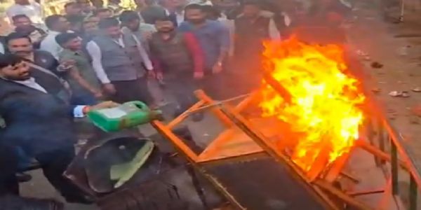 धर्मांतरण प्रकरण से जुड़े आरोपित अधिवक्ताओं के चैंबर में तोड़फोड़ और आगजनी