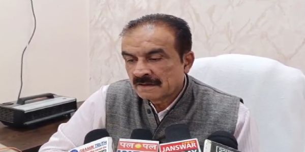 जबलपुरः भ्रष्टाचार को लेकर अनोखा प्रदर्शन, सीएमएचओ को भेंट किए नकली नोट और सोने के सिक्के