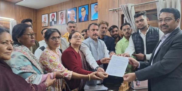 सड़कों की बदहाली पर लाेगाें में गुस्सा, सौंपा ज्ञापन