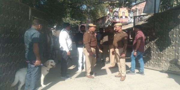 (अपडेट) जौनपुर में डाॅग क्वायड टीम देर शाम तक न्यायालय परिसर में करती रही बम की तलाश, नहीं मिला कुछ खास