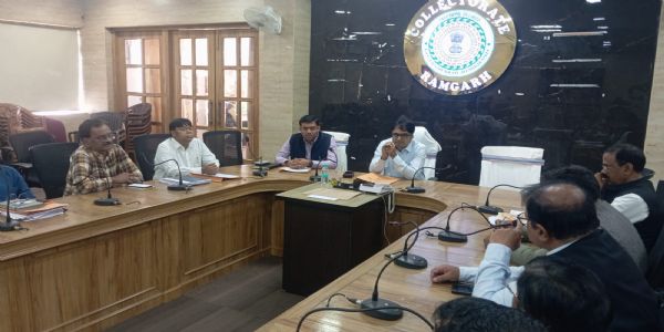 रामगढ़ में स्वास्थ्य उपकेंद्र और जन स्वास्थ्य प्रयोगशाला निर्माण में लापरवाही बर्दाश्त नहीं: उपायुक्त