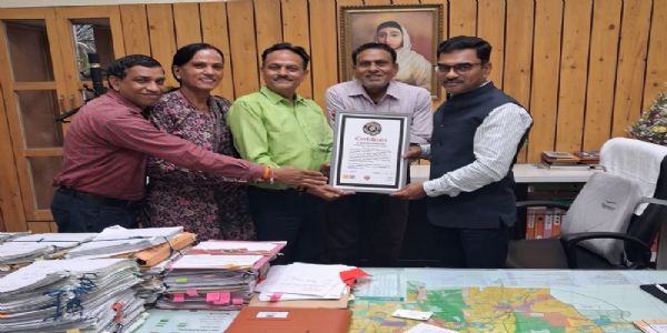 इंदौरः संभागायुक्त ने वर्ल्ड ग्रेटेस्ट रिकार्ड का प्रमाण पत्र प्राप्त होने पर आकाशवाणी की टीम को दी शुभकामनाएं