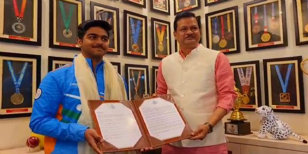 आसनसोल के निशानेबाज अभिनव शाह को डिप्टी मेयर ने दिया मुख्यमंत्री का प्रशस्ति पत्र