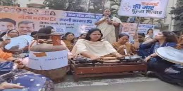 भोपाल में महंगाई के खिलाफ सड़क पर उतरी महिला कांग्रेस, थाली-चिमटा और बेलन के साथ विरोध