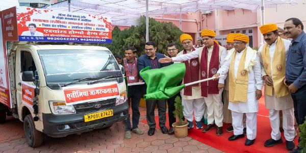 इंदौरः राज्यपाल पटेल ने एनीमिया जागरूकता रथ को भ्रमण के लिए किया रवाना