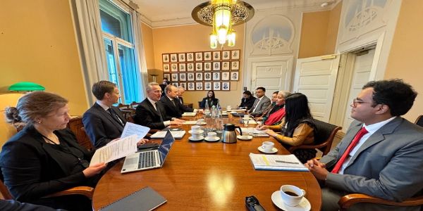 सीतारमण और नॉर्वे के वित्त मंत्री स्टोलटेनबर्ग ने नवीकरणीय ऊर्जा क्षेत्र में सहयोग पर की चर्चा