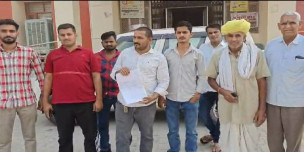 फैक्ट्री के नाम पर काटी जा रही थी खेजड़ी, विरोध-प्रदर्शन