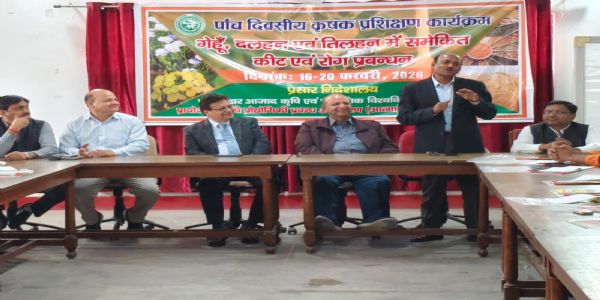 सीएसए में बिहार के किसानाें काे वैज्ञानिकाें ने दी उन्नत कृषि तकनीक की जानकारी