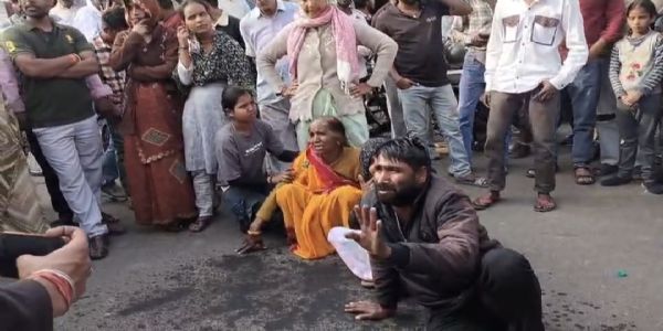 मुस्लिम युवक से रिश्ता रखने पर हिन्दू युवती के माता—पिता का पुलिस थाने के बाहर विराेध