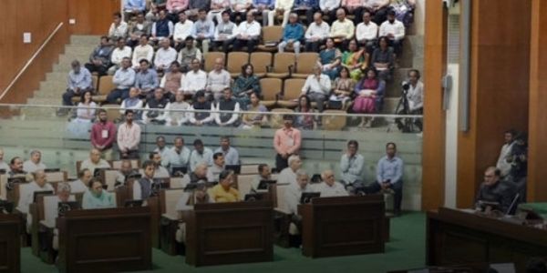 गुजरात में श्रम कानून में संशोधन, ओवरटाइम सीमा बढ़ी और महिलाओं को रात में भी काम की अनुमति