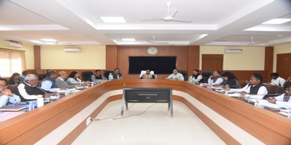 अंबिकापुर : राजस्व विभाग की समीक्षा बैठक, कोटवारी भूमि शासन के खाते में दर्ज करने के आदेश