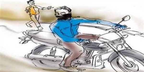 रैपिडो बाइक चालक के साथ मारपीट कर बदमाशों ने मोबाइल फोन, नकदी और मोटरसाइकिल लूटा