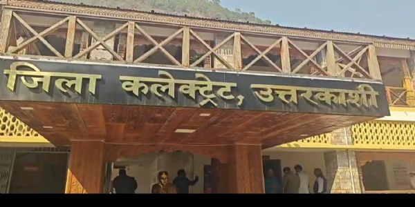 डॉग स्क्वाड टीम ने जिला कलेक्ट्रेट में की सघन चेकिंग