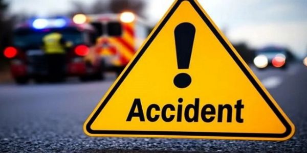 दो बसों की आपस में टक्कर, 12 घायल